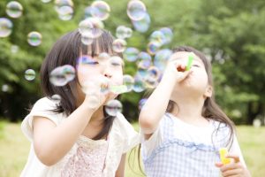 子どもたちが遊んでいる様子